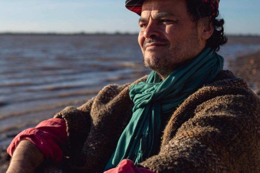 La música del agua, de Carlos Aguirre: piano y voz desde la orilla (nuevo disco del entrerriano)