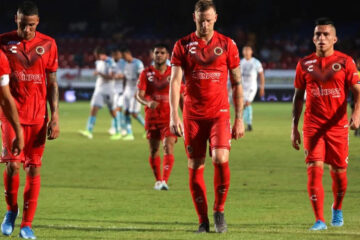 Veracruz, el equipo que no gana hace un año, se metió en los libros de historia y pagó para no descender (un entrerriano entre sus ídolos)