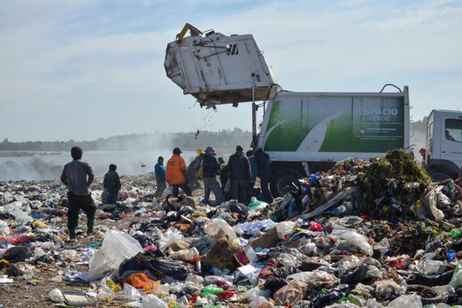 Cómo es el basural a cielo abierto del que comen 200 familias en Entre Ríos