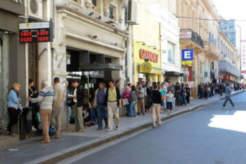 Largas colas en busca de dólares antes de las elecciones