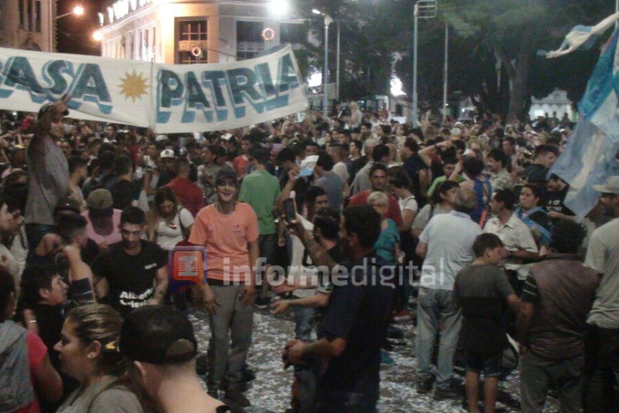 Sin dirigentes, el peronismo celebró en Paraná la victoria de Alberto