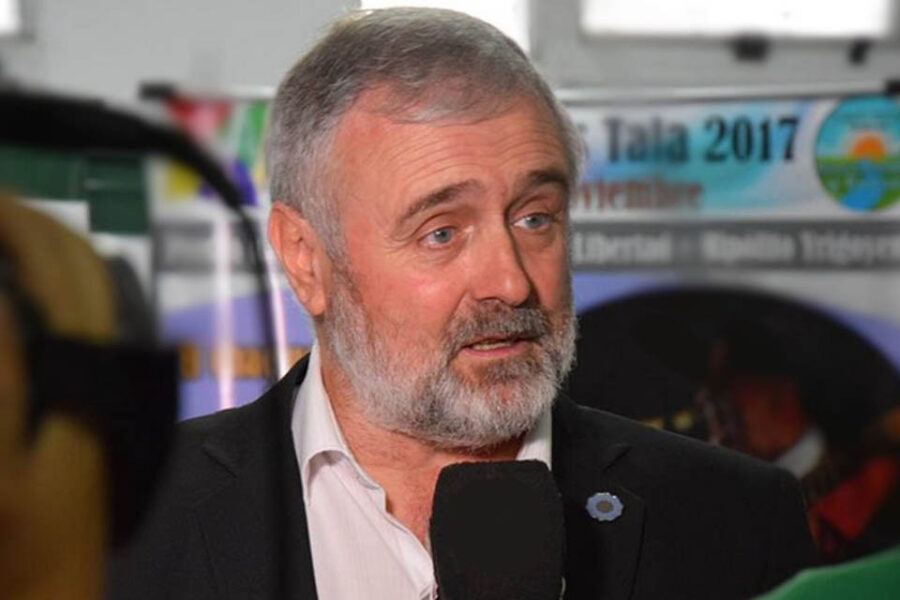 Denuncian que intendente cedió terreno a organización que integra su mujer