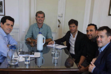 Una foto que le apunta a los sillones de Bordet y Alberto