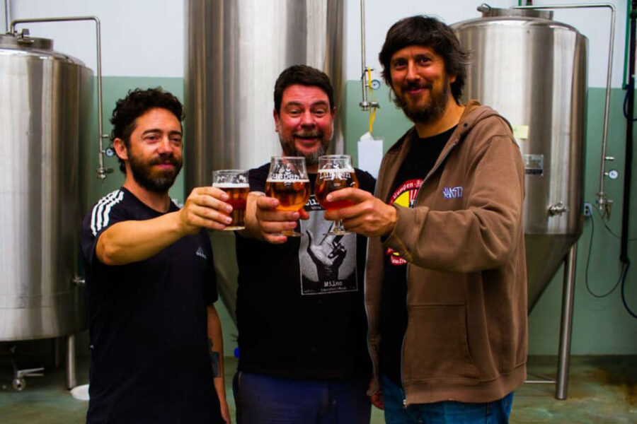 Dejaron el banco y crearon un negocio haciendo cerveza en el quincho (venden en Entre Ríos)