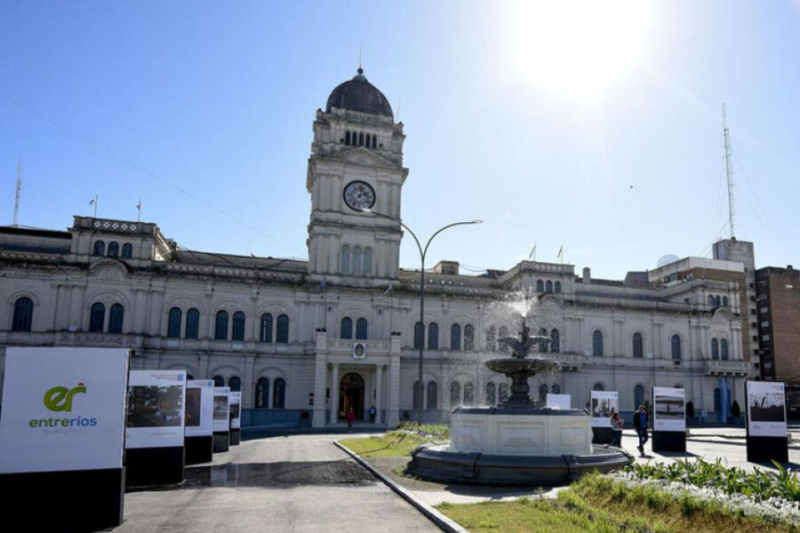 Sólo 4 de 83 municipios congelaron sueldos políticos