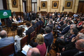 Gobierno celebra el aval de 12 embajadores en el Congreso pese a críticas por Venezuela (incluido Urribarri)