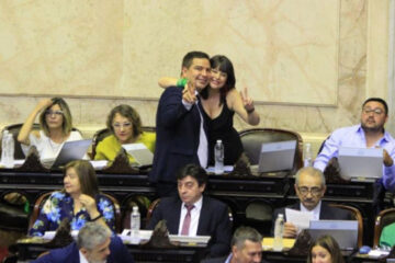 La historia de amor de dos diputados que trabajan juntos en el Congreso y fueron papás (ella es entrerriana)