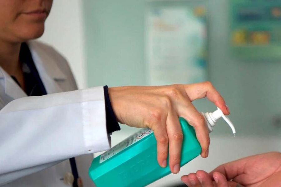 Congelan el precio del alcohol en gel por el coronavirus