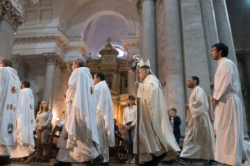 La Iglesia pide seguir las misas por radio, televisión o Internet