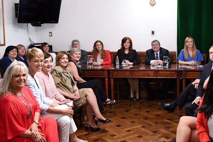 En medio del silencio de Cristina Kirchner, senadores oficialistas recortan sus sueldos (referencia a legislador entrerriano)
