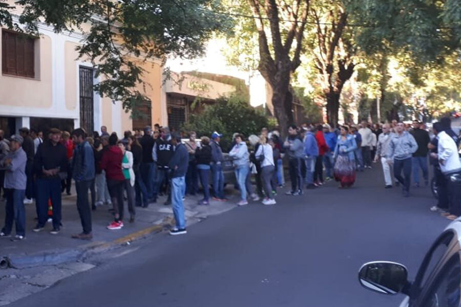 Colas en los bancos: la UCR también responsabiliza a Bordet