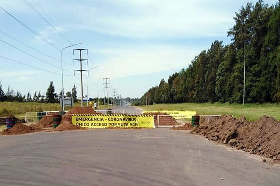 Bloqueo de acceso genera cruce entre intendentes