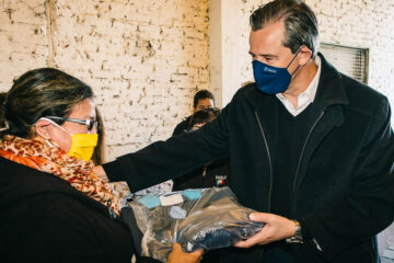 Entrega de indumentaria de invierno a empleados