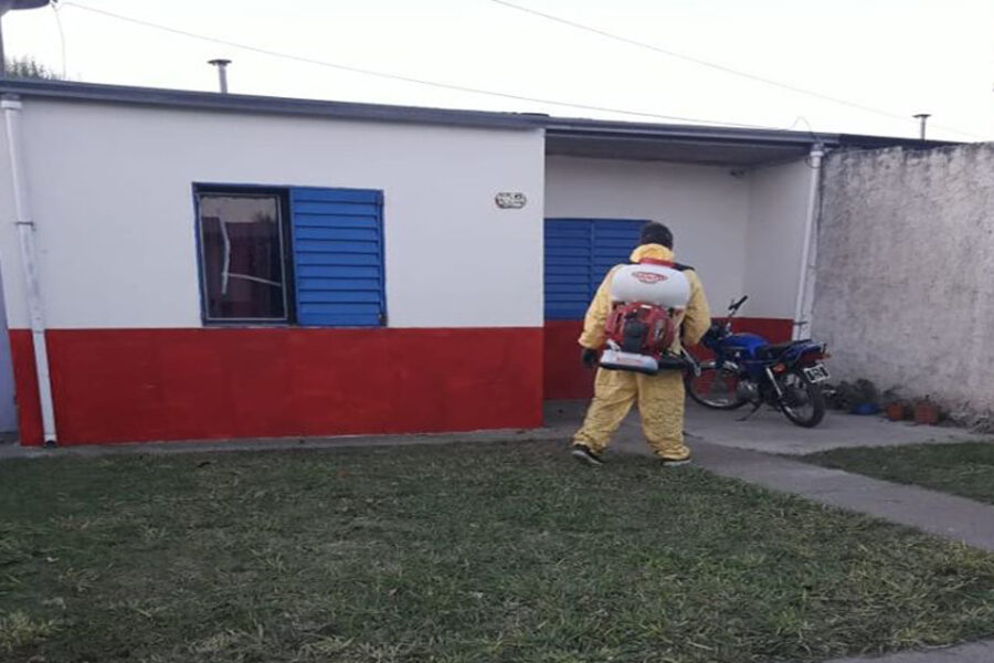 Continúa la campaña de descacharrización y fumigación contra el dengue