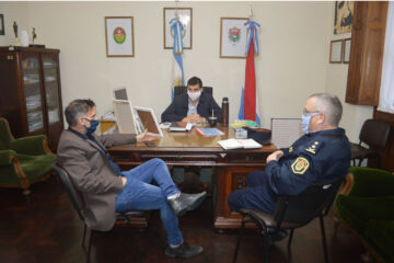 Reunión con el jefe de policía y el director del hospital