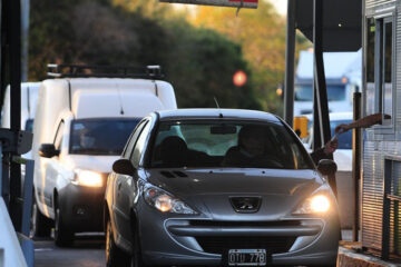 Lo detuvieron en un control sanitario y descubrieron que llevaba una joven de 18 años en el baúl (en Paraná)