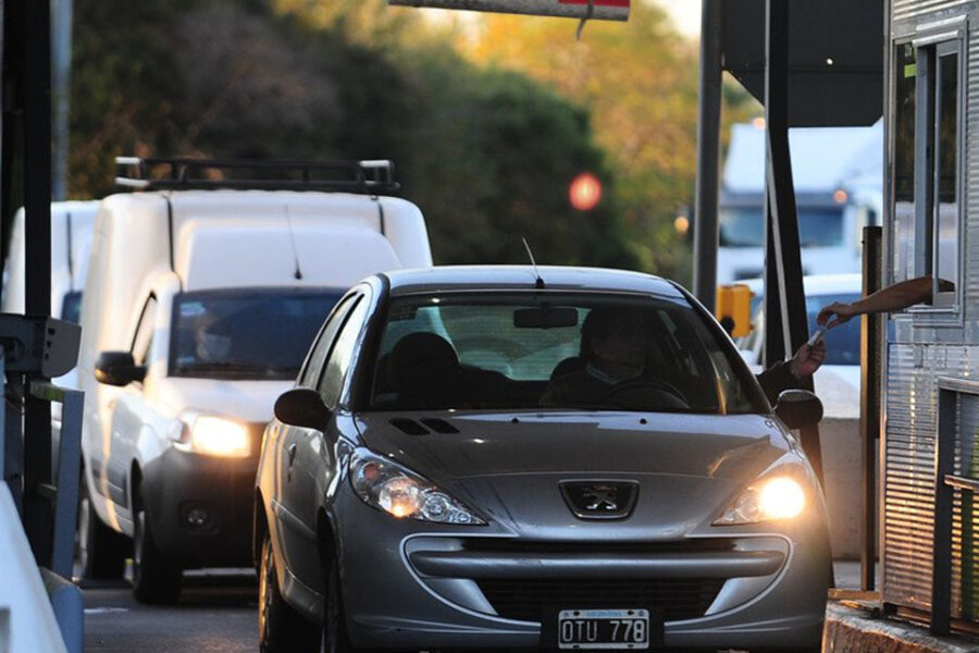 Lo detuvieron en un control sanitario y descubrieron que llevaba una joven de 18 años en el baúl (en Paraná)