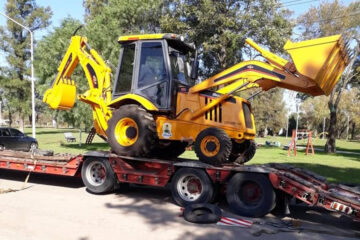 Primera retroexcavadora financiada con recursos municipales