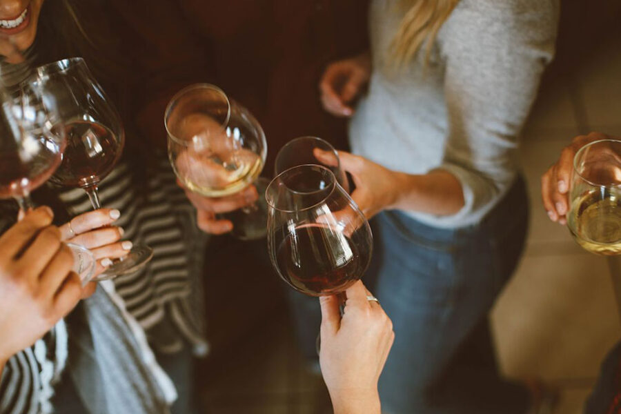 Se prohiben eventos sociales o familiares en espacios cerrados