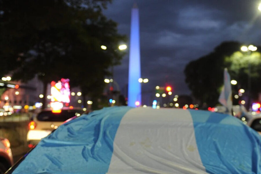 Banderazo en todo el país en contra de la intervención del gobierno en la empresa (manifestación en Entre Ríos)