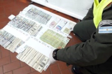 Corrientes: lo pararon en la ruta y le encontraron 36.000 dólares y más de 58.000 pesos (venía a Entre Ríos)