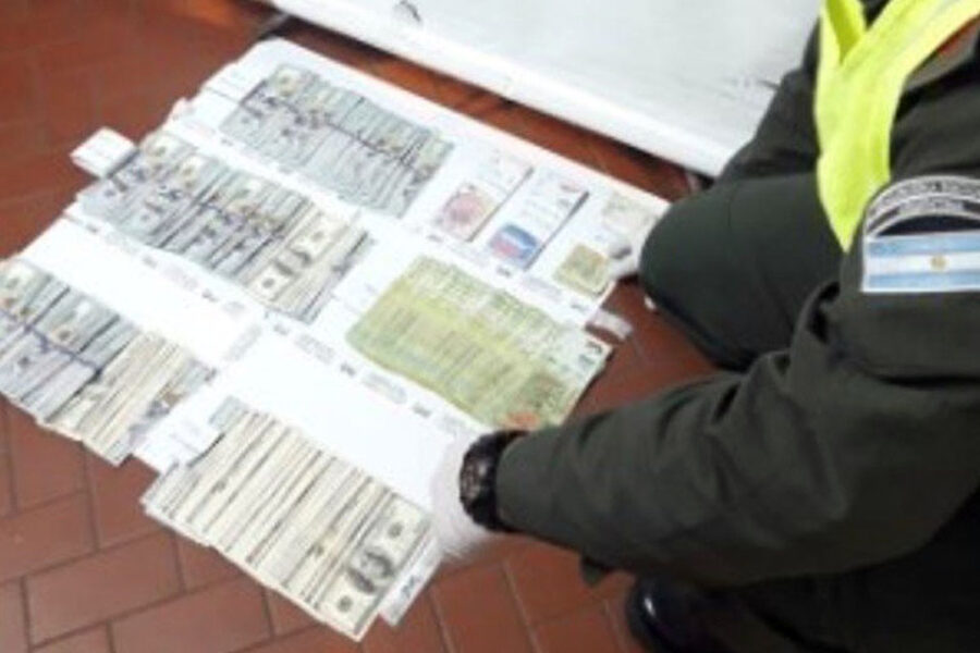 Corrientes: lo pararon en la ruta y le encontraron 36.000 dólares y más de 58.000 pesos (venía a Entre Ríos)
