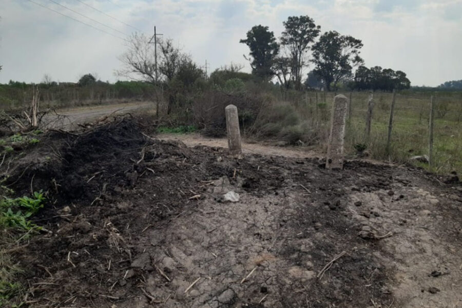 Mojones de cemento en accesos alternativos