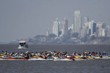 Fuego en el Delta: ambientalistas formaron un cordón sobre el Paraná para decir basta a los incendios (travesía hasta suelo entrerriano)