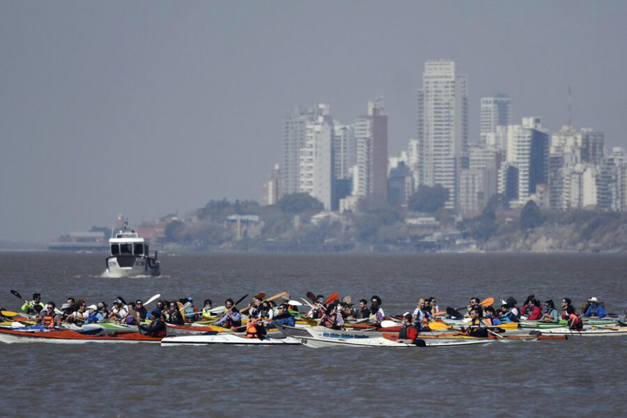 Fuego en el Delta: ambientalistas formaron un cordón sobre el Paraná para decir basta a los incendios (travesía hasta suelo entrerriano)