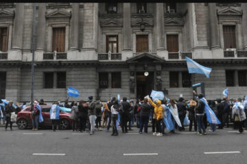 Manifestación frente al Congreso contra la cuestionada sesión virtual que llevó adelante el oficialismo (mención a diputada entrerriana)