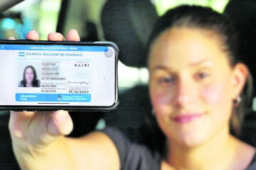 Obligan entregar el carnet de conducir a una deudora