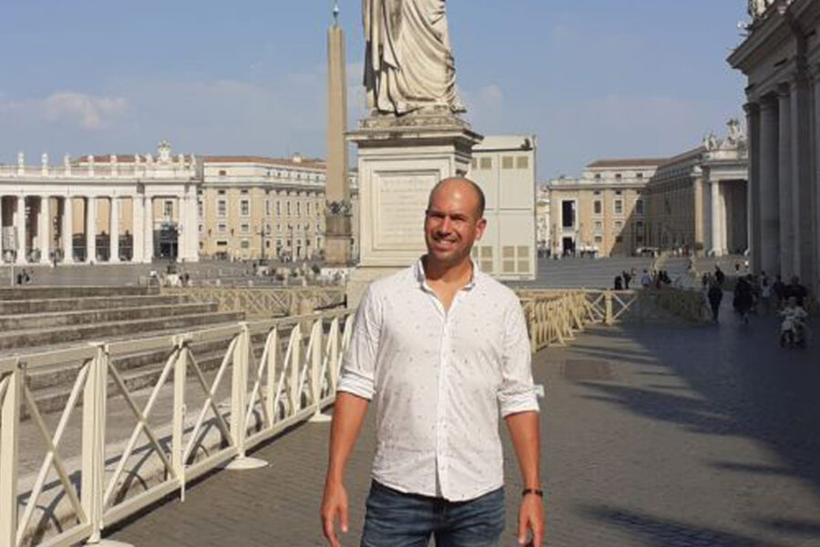 Tiene 42 años y denunció a su tío sacerdote por abuso sexual y al Papa Francisco por encubrimiento (otro caso en Entre Ríos)