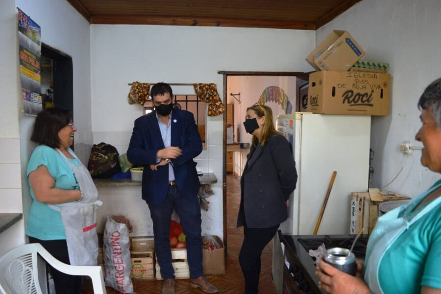 Cavagna visitó al personal municipal que trabaja en la Villa 3 de Febrero
