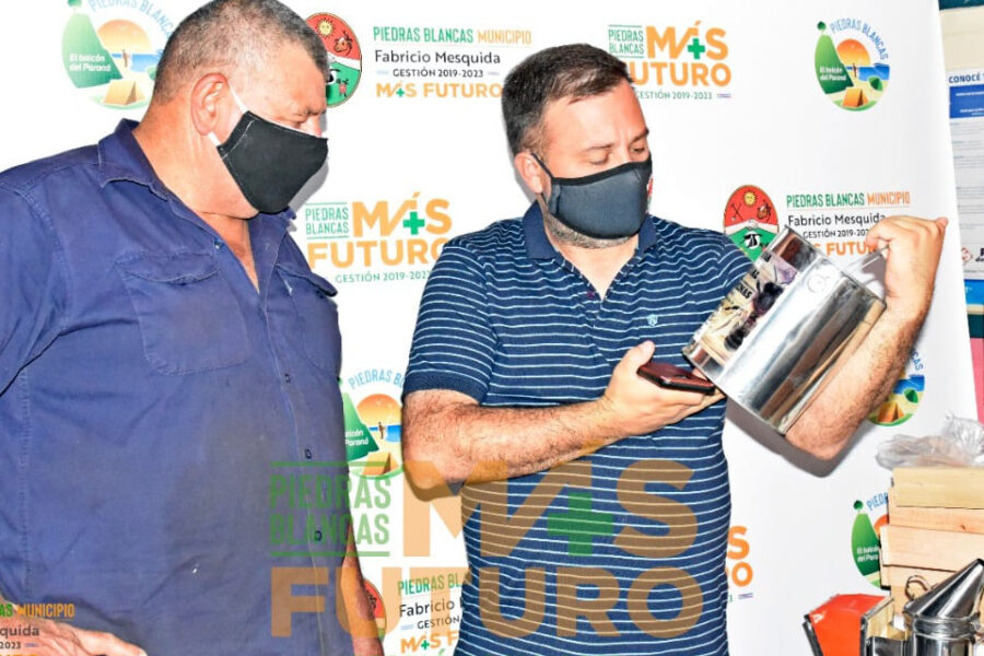 Entrega de kits apícolas para productores locales