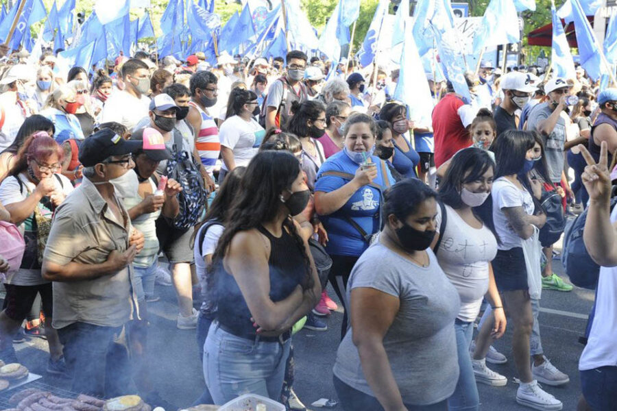 Moyano, La Cámpora y piqueteros marchan en apoyo al Gobierno y colapsan el centro porteño (referencia al entrerriano Etchevehere)