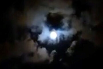 El mundo mira el cielo por Diego Maradona (foto tomada por entrerriana)