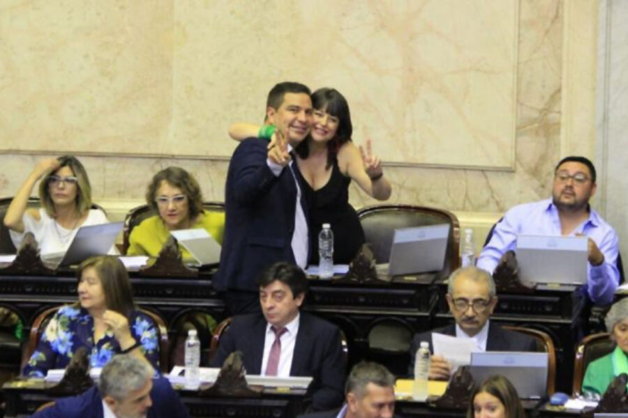 Aborto: escracharon un local de los padres de la diputada Carolina Gaillard (es entrerriana)