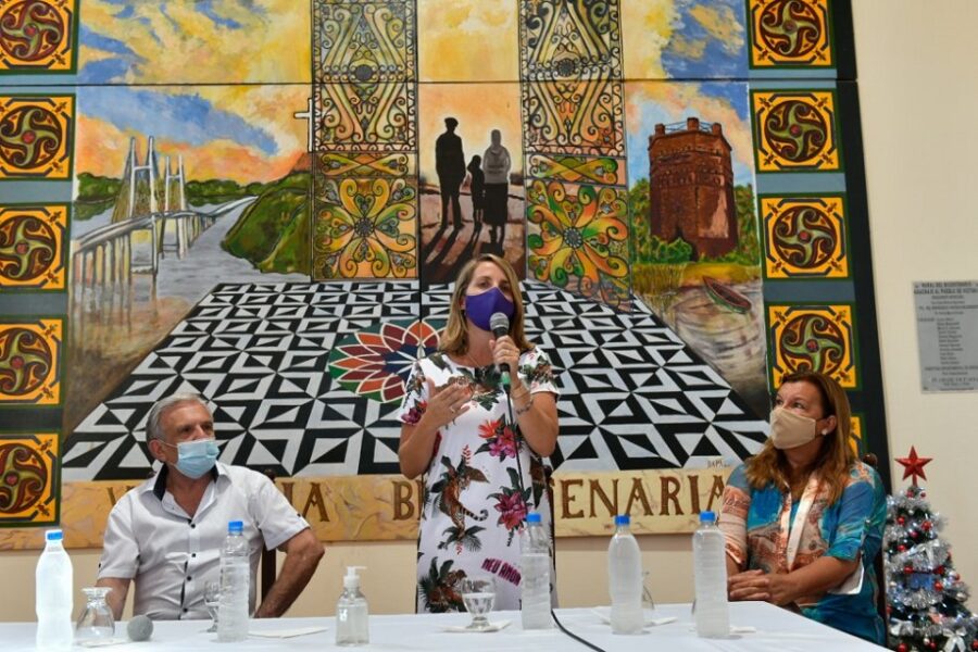 Firma de contratos de obras estratégicas y entrega de aportes en Victoria