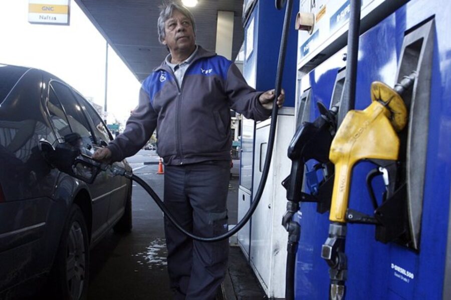 Otra vez YPF sube los precios de nafta y gasoil