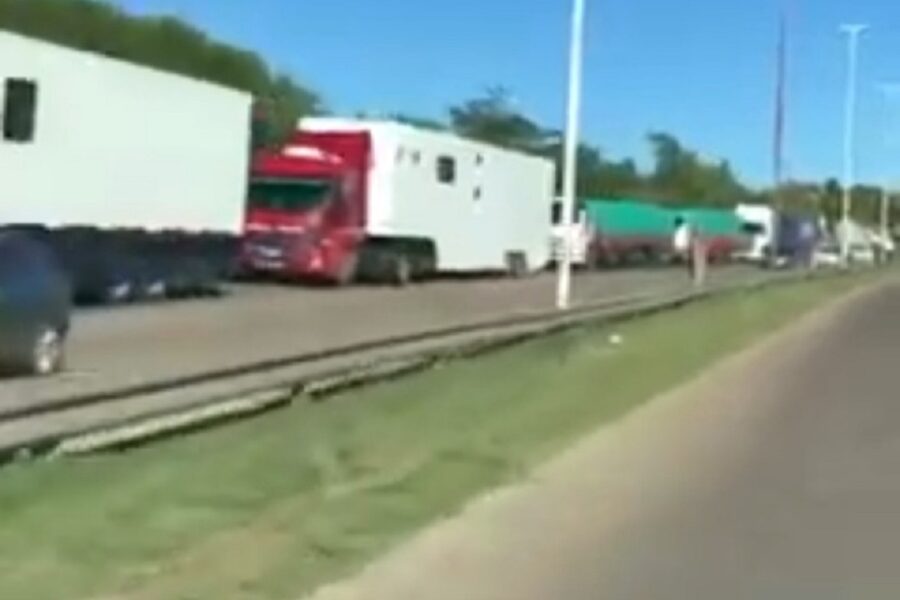 Camiones al lado de la ruta