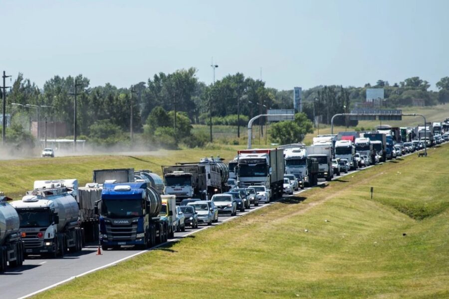 Continúa el paro de los transportistas autoconvocados ante la falta de respuestas del Gobierno (cortes en Entre Ríos)