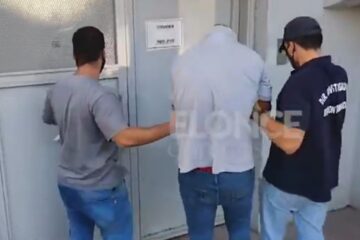 Así detenían a uno de los sujetos durante los allanamientos realizados por el asesinato del chofer