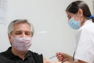 Avanza la vacunación de políticos y funcionarios, pese a que faltan dosis y en contra del protocolo oficial (mención a Bordet)