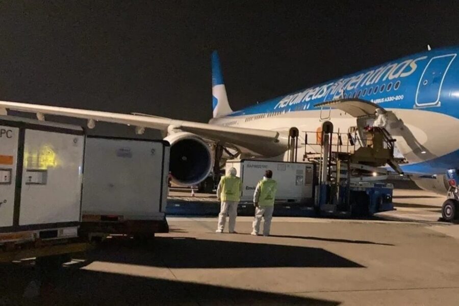 Llegaron al país las 900 mil dosis de vacunas chinas