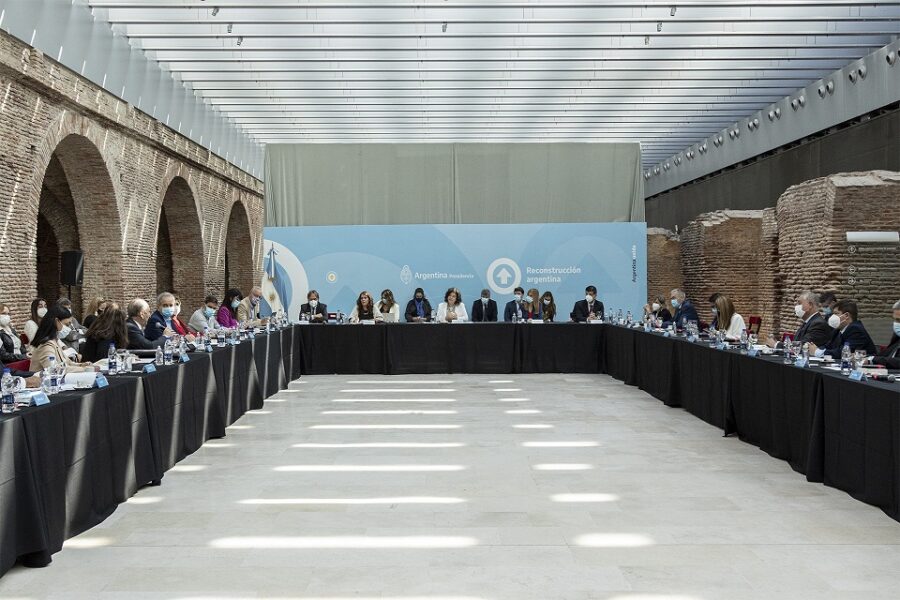 Evalúan diferir la segunda dosis de la vacuna