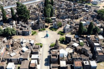 Condenaron a un municipal por coimear en un entierro