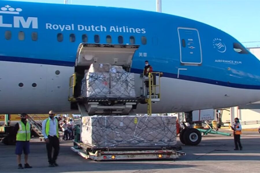 Arribaron 200 mil dosis de Oxford-AstraZeneca