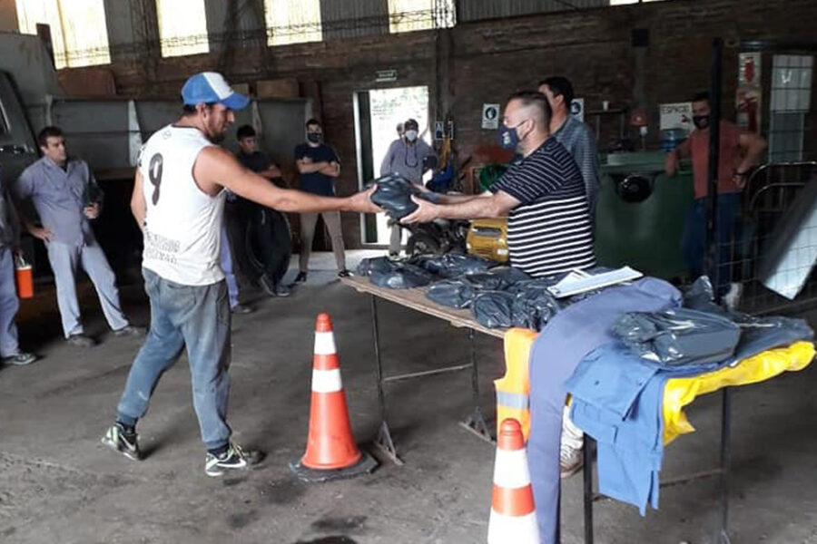 Entrega de indumentaria a agentes municipales