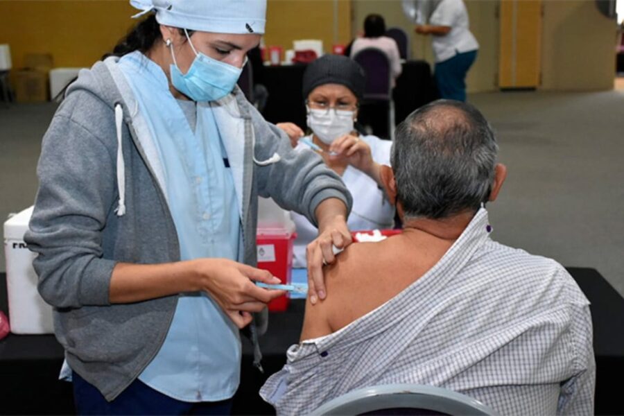 Piden que Velazquez hable de la eficacia de las vacunas