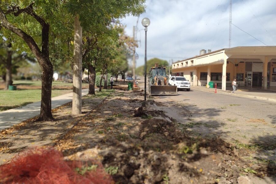 Avanzan las obras de agua y alumbrado por la Plaza Ramírez